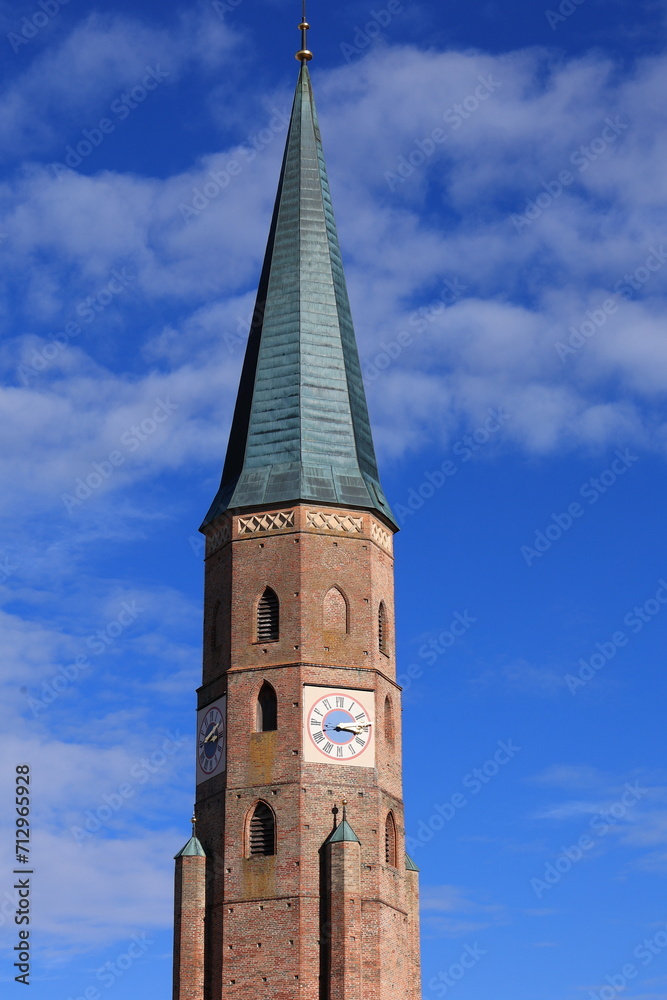 Historische Kirche in der Altstadt von Dingolfing in Bayern Historische Kirche in der Altstadt von Dingolfing in Bayern