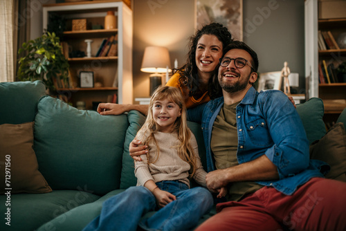 Foto Mom, dad, and daughter engaged in a heartfelt conversation in the cozy living ro