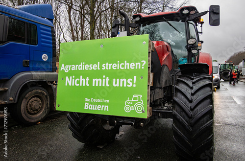 Bauerndemo in Berlin - Traktor mit bedruckten Protestschildern.