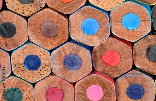 Tapeta tło z drewnianych kolorowych kredek,  sześciokątne kawałki drewna z barwnym wkładem w zbliżeniu makro