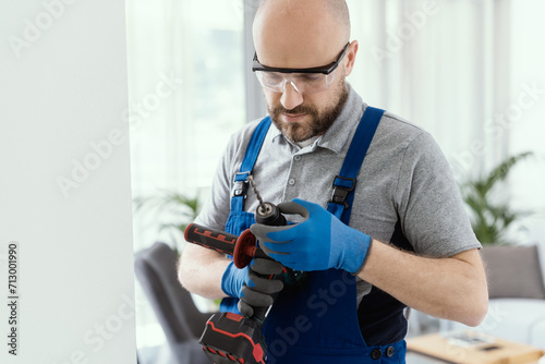 Obraz na płótnie Professional handyman using a drill