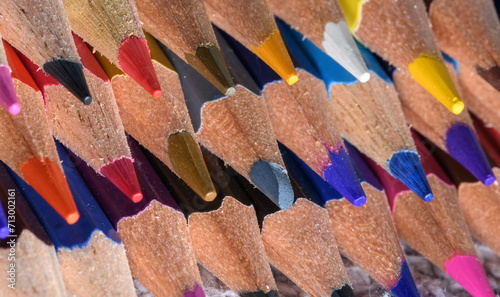 Zbliżenie makro na zaostrzone końcówki kolorowych drewnianych kredek © Paweł Kacperek