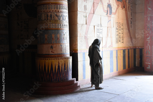 Hombre en templo Egipcio