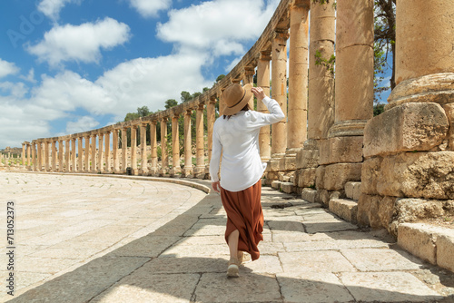 Fotografía Woman wear a hat enjoys a walk while admiring the columns of the Oval Square in