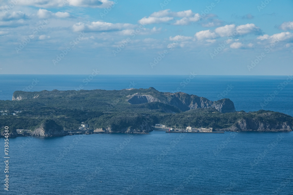 新島にある石山展望台から眺める式根島 新島にある石山展望台から眺める式根島