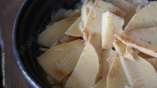 土鍋で炊いた筍ご飯の動画。春の日本料理。