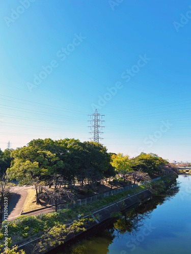 河川敷の公園と鉄塔の風景