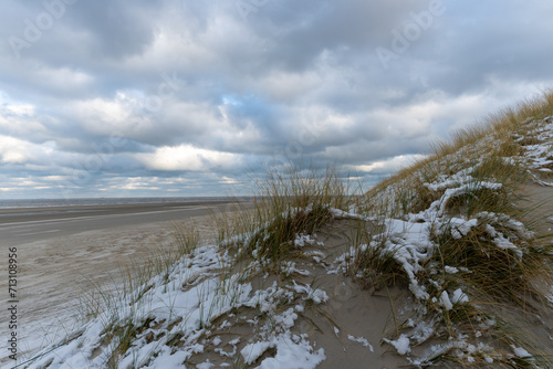 Strand und D  ne auf Langeoog im Januar.