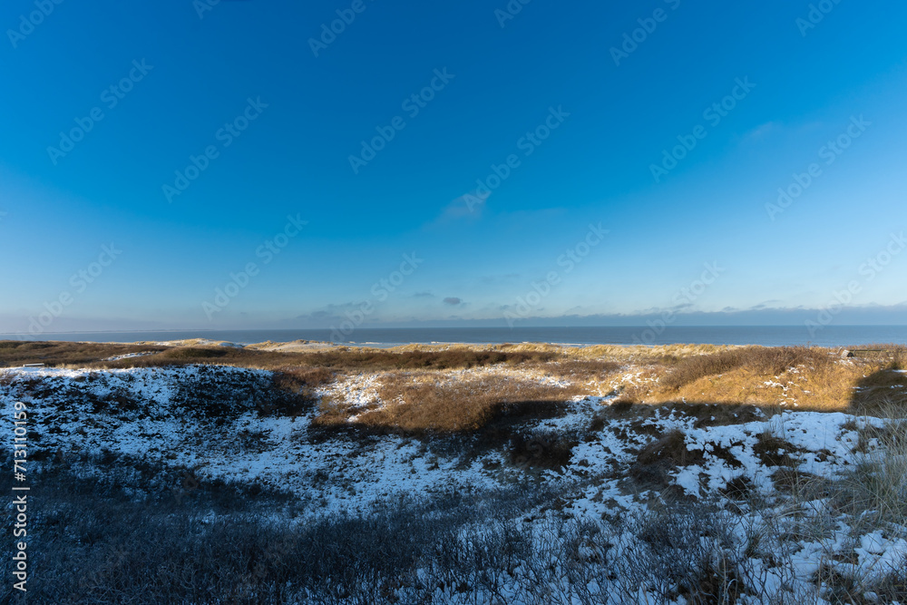 Dünen, Strand und Meer im Winter.