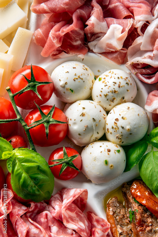 Primo piano con mozzarelle, pomodori freschi, basilico, formaggio