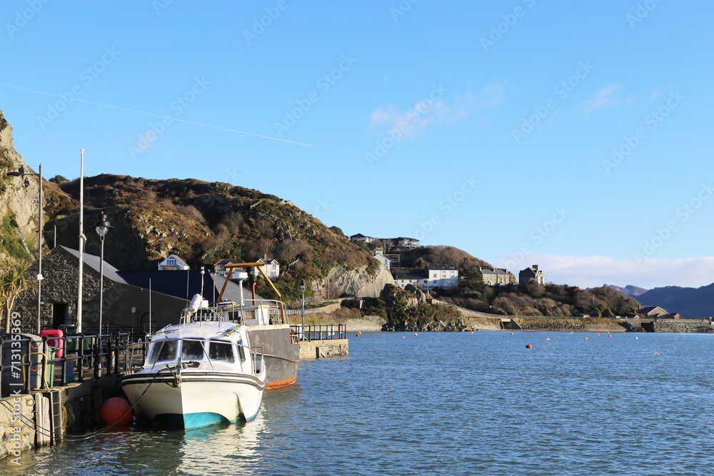 Φωτογραφία A view up the Mawddach Estuary from the dockside at Barmouth, Gwynedd, Wales, UK