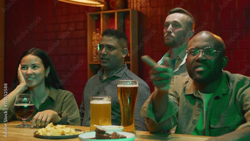 Vidéo Stock Chest up footage of diverse fans at bar counter in evening