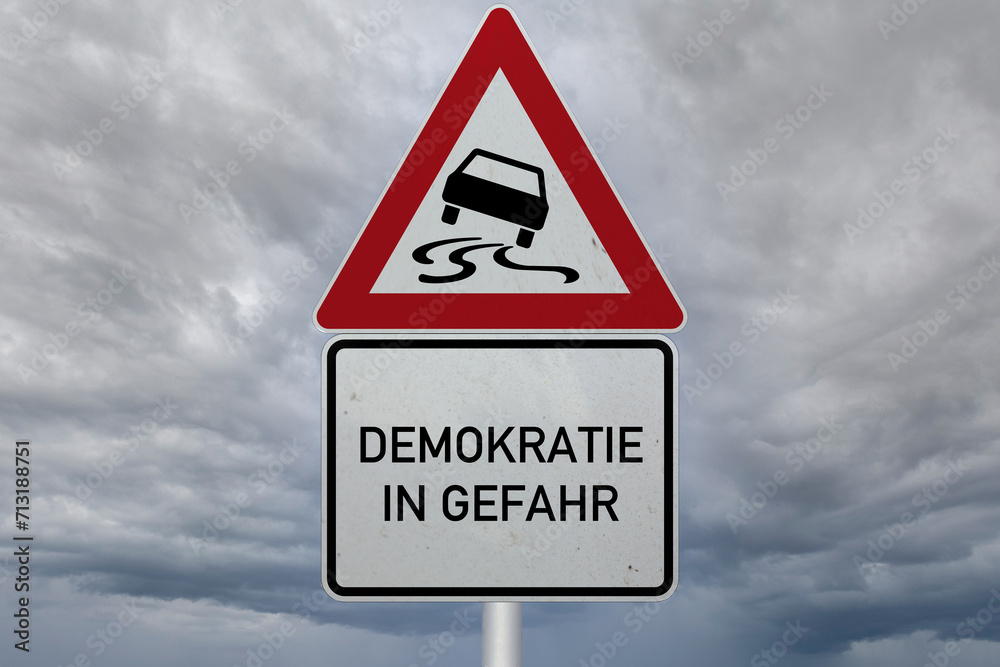 Verkehrsschild mit der Aufschrift DEMOKRATIE IN GEFAHR (Composing, Symbolbild) Verkehrsschild mit der Aufschrift DEMOKRATIE IN GEFAHR (Composing, Symbolbild)