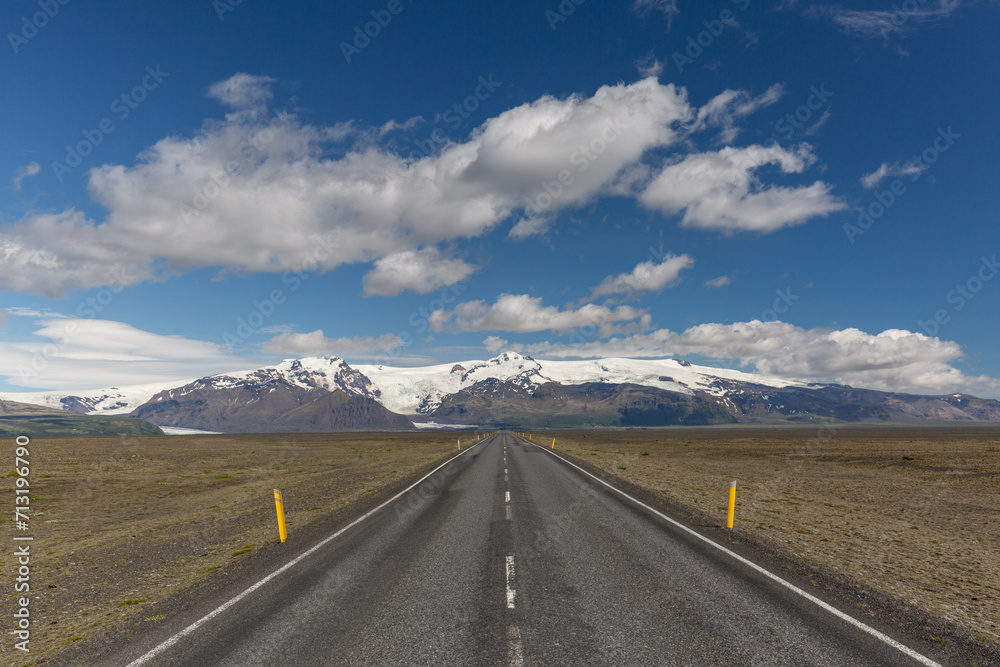 Endlose Straße durch Island im Sommer