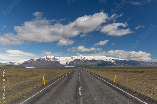 Endlose Straße durch Island im Sommer