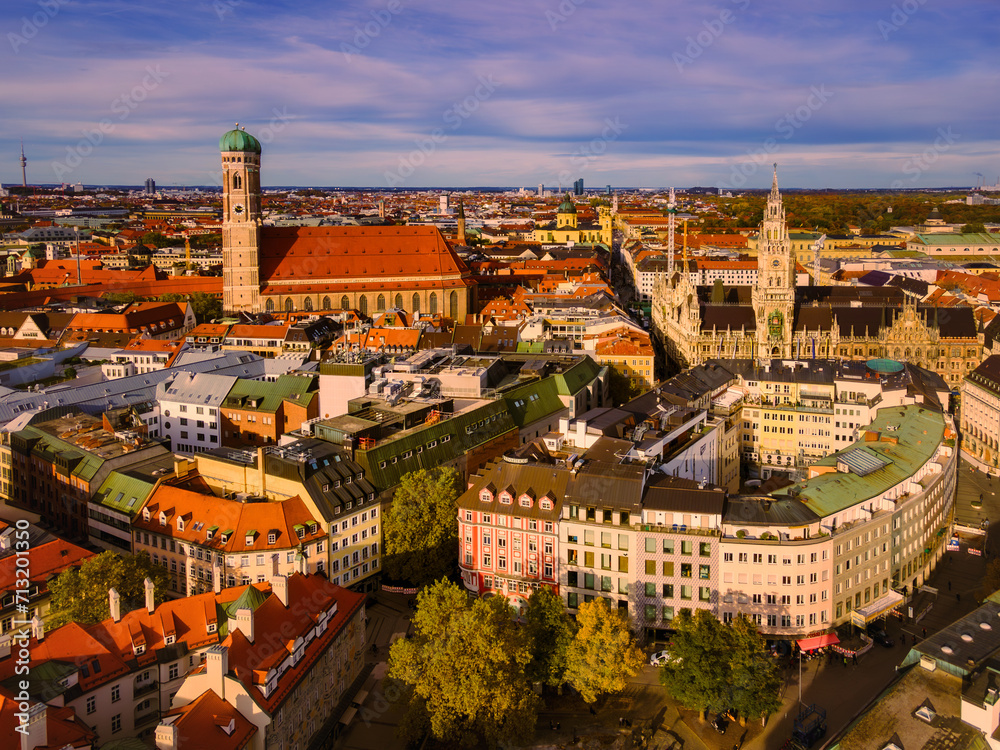 Fototapeta premium Goldene Stunde über München: Magisches Drohnenpanorama der historischen Altstadt