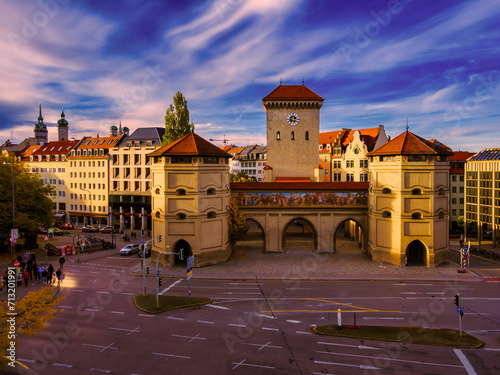 Goldene Stunde über München: Magisches Drohnenpanorama der historischen Altstadt