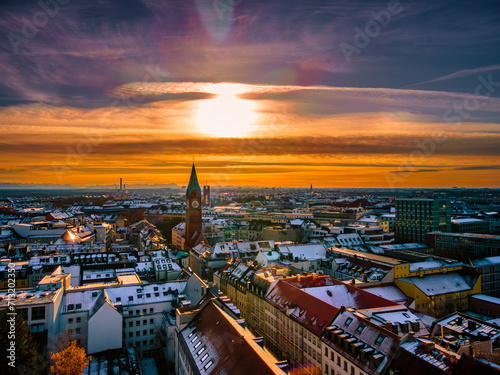 Goldene Stunde über München: Magisches Drohnenpanorama der historischen Altstadt © KunstundKultur.org