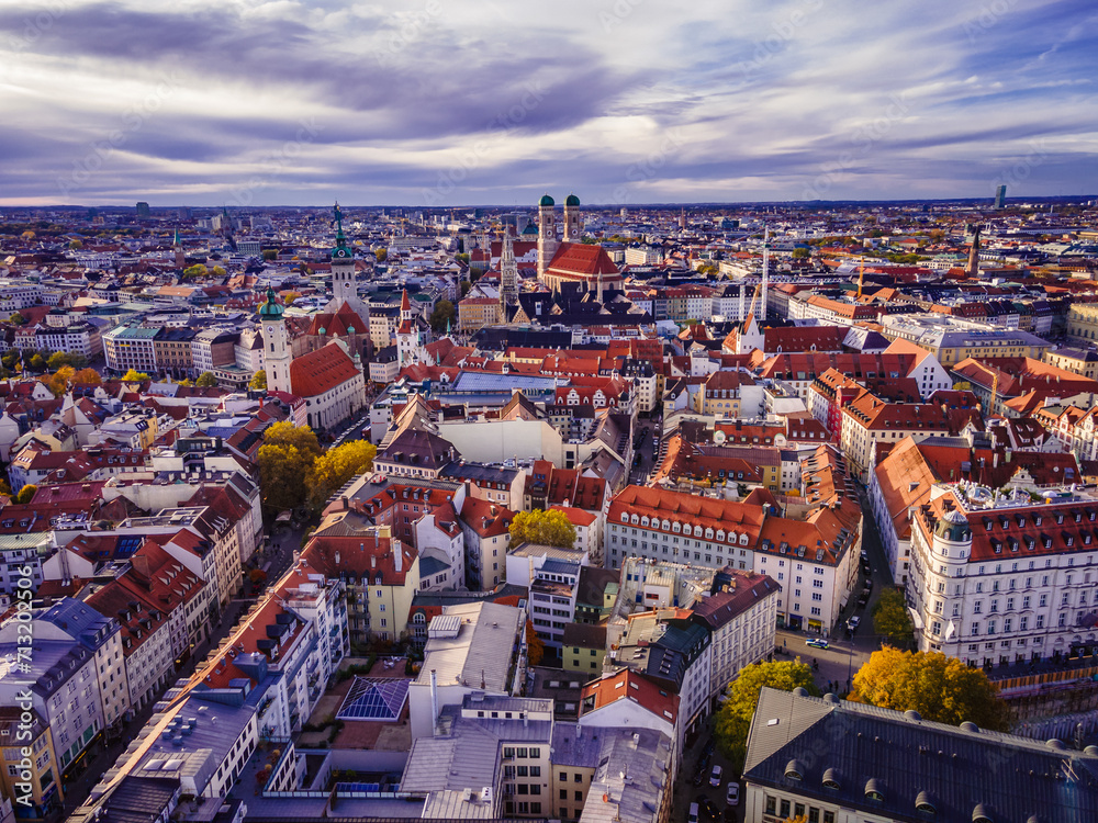 Fototapeta premium Goldene Stunde über München: Magisches Drohnenpanorama der historischen Altstadt