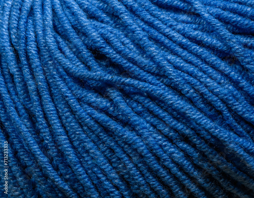 Niebieskie tło, struktura sznurków włóczki z bliska