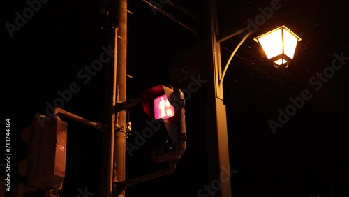 夜の街　交差点　光る信号機
