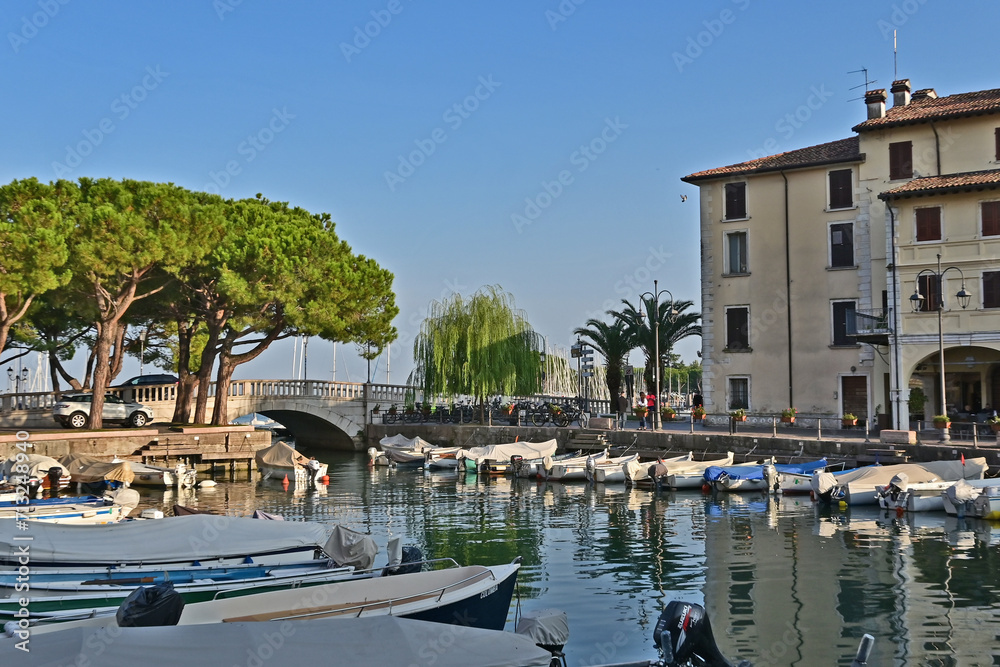 Desenzano del Garda, case e barche sul porto vecchio -  Brescia - Lombardia	