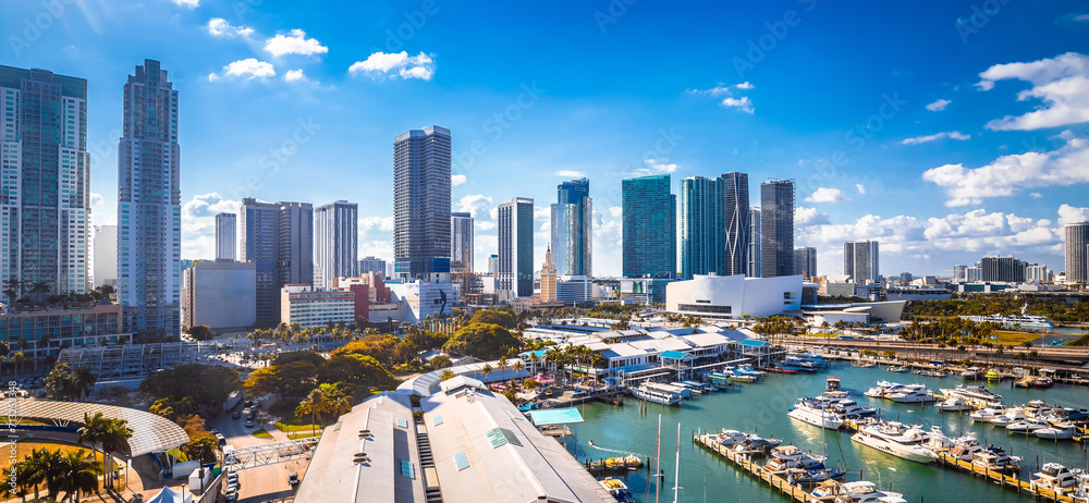 Naklejka premium Miami downtown Bayside skyline panoramic view, Florida