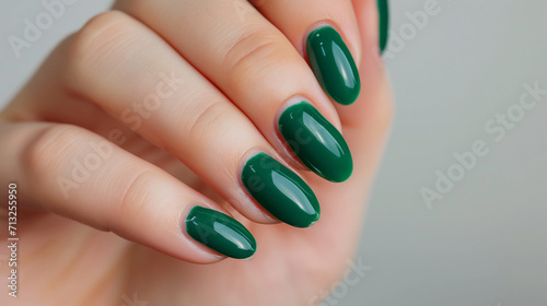 Mão de uma mulher com as unhas pintadas de verde  photo