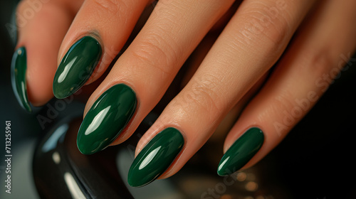 Mão de uma mulher com as unhas pintadas de verde  photo