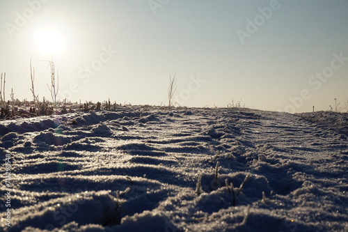 Der Winter und seine schönen Seiten Schneelandschaften und gefrorene Wasserläufe 