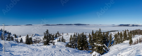 Panorama d une mer de nuages au dessus du plateau du Vercors