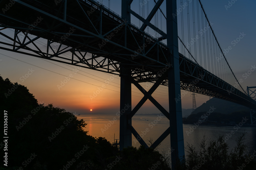 Fototapeta premium 朝焼けの関門海峡とシルエットの関門橋