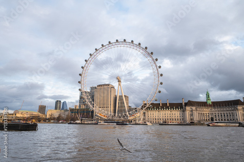 Canvas Print Blick auf das London Eye in London am Ufer der Themse