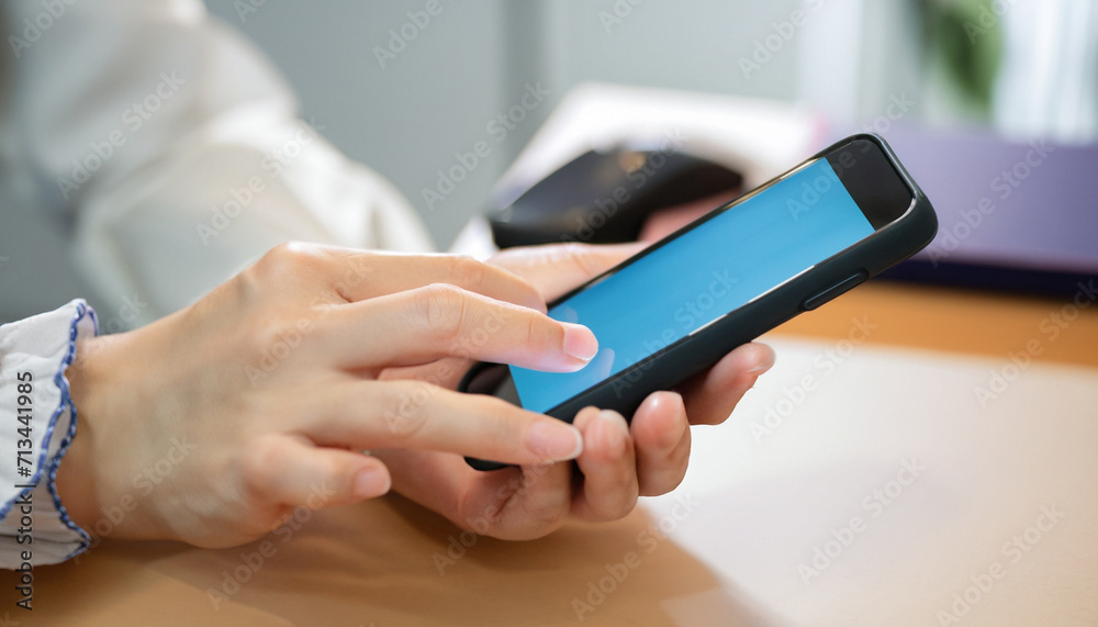 スマートフォンを操作する女性 スマートフォンを操作する女性