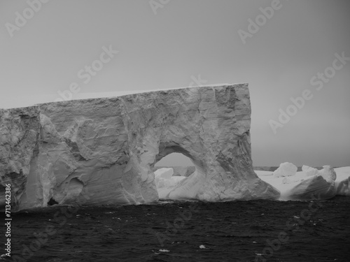 Die Reste des einst größten Eisbergs der Welt, A76a, in der Scotiasee zwischen Antarktis und Südgeorgien photo