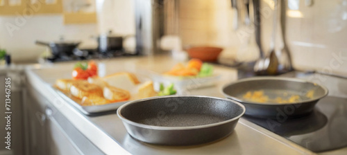 immagine ravvicinata di tegami da cucina in materiale antiaderente, sfondo ambiente cucina ampio e luminoso photo