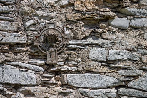 symbole religijne na starym kamiennym murze średniowiecznego kościoła photo
