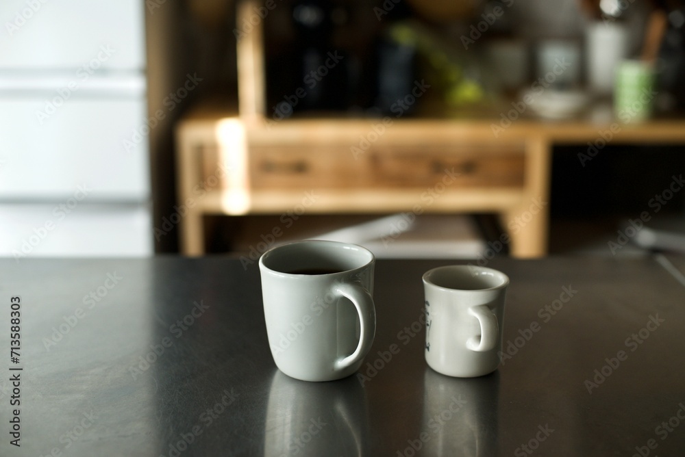 キッチンに置かれたコーヒーの入ったカップ キッチンに置かれたコーヒーの入ったカップ