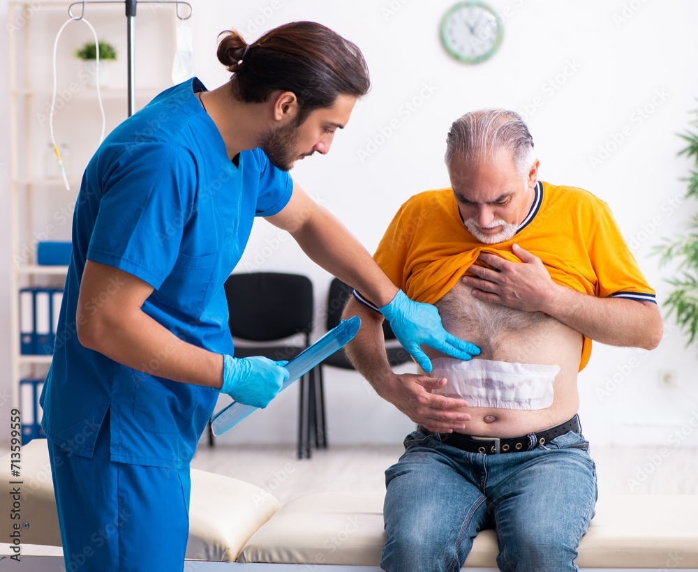 Obraz premium Old man visiting young male doctor