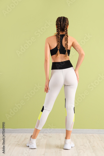 Sporty young woman in leggi...
