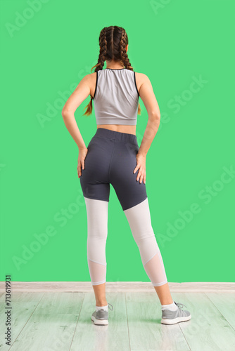 Sporty young woman in leggi...
