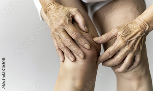 膝の痛みを気にする高齢者・痛みのイメージ
