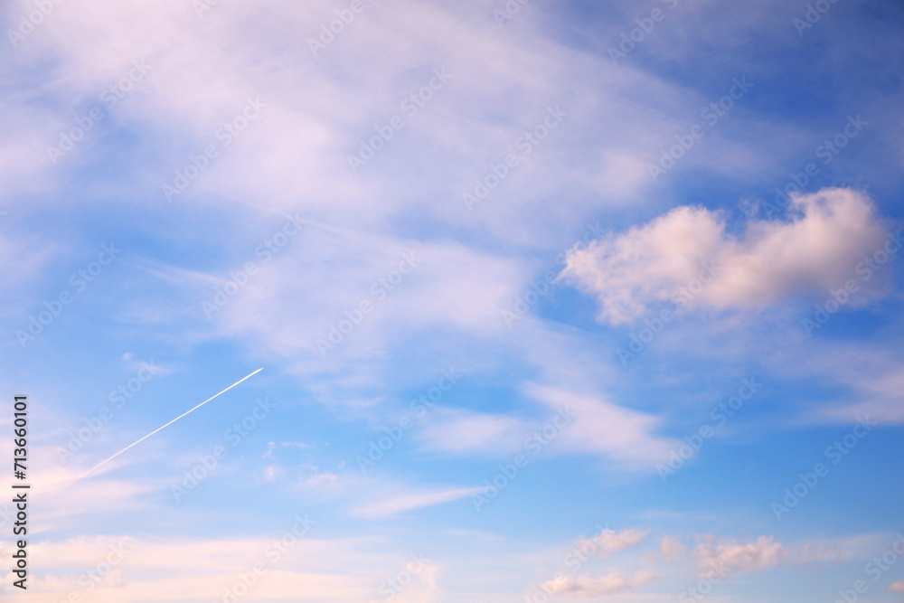 白い雲と青い空と飛行機雲 白い雲と青い空と飛行機雲
