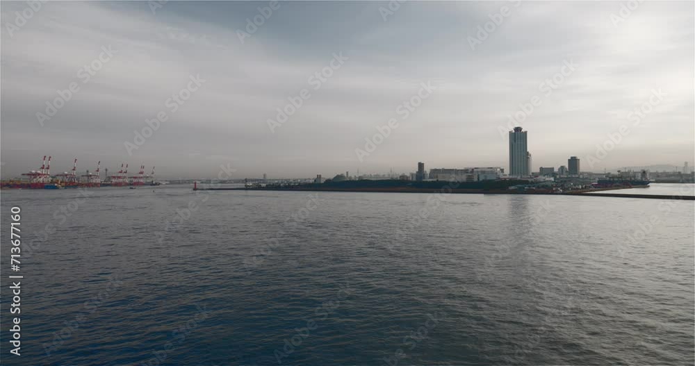 海上から見た大阪港の風景。 海上から見た大阪港の風景。
