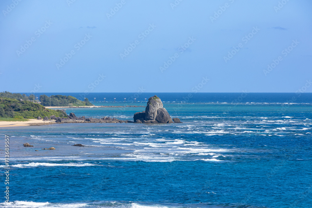Fototapeta premium 奄美大島 土浜海岸 節田立神