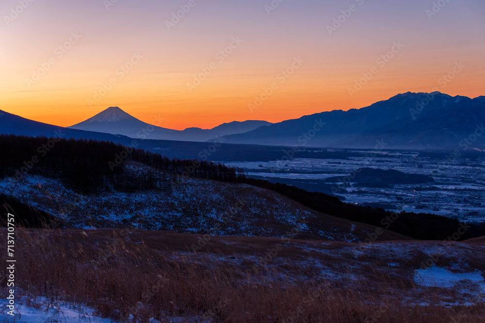 冬の霧ケ峰高原から夜明けの富士山