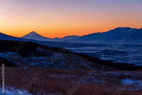 冬の霧ケ峰高原から夜明けの富士山