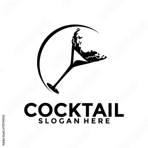 Cocktail logo design vector vintage. alcohol drink icon. cocktail glass vector retro design template