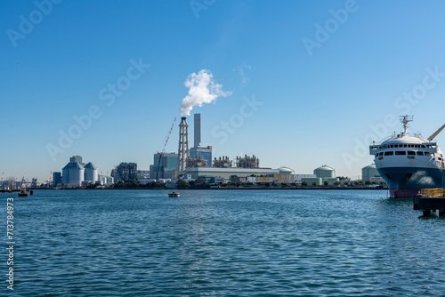 神奈川県横浜市　ベイエリアの火力発電所の風景