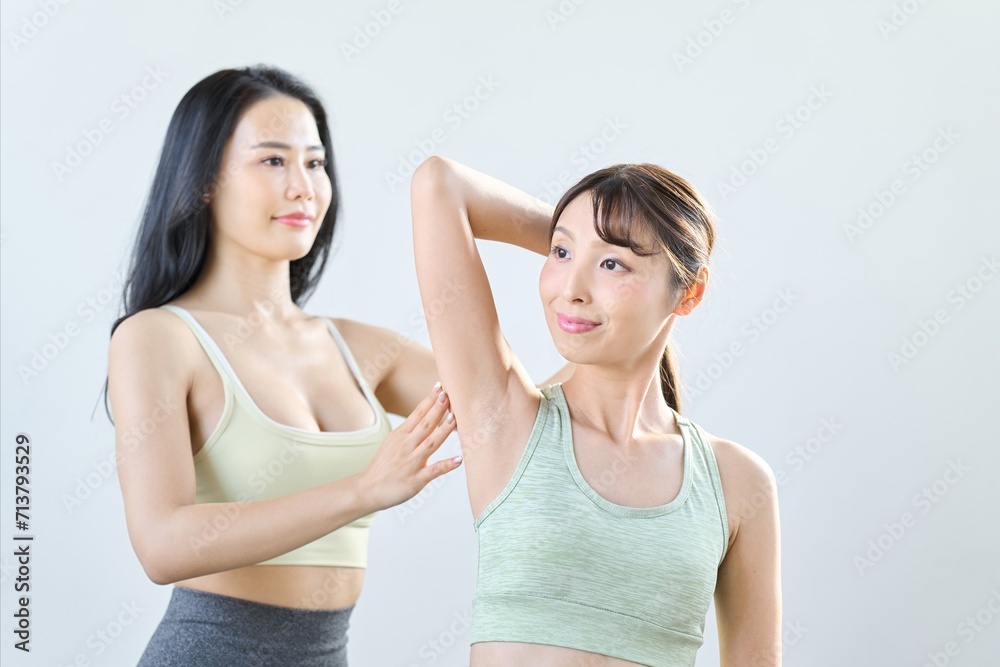 肩の可動域を確認する女性 肩の可動域を確認する女性